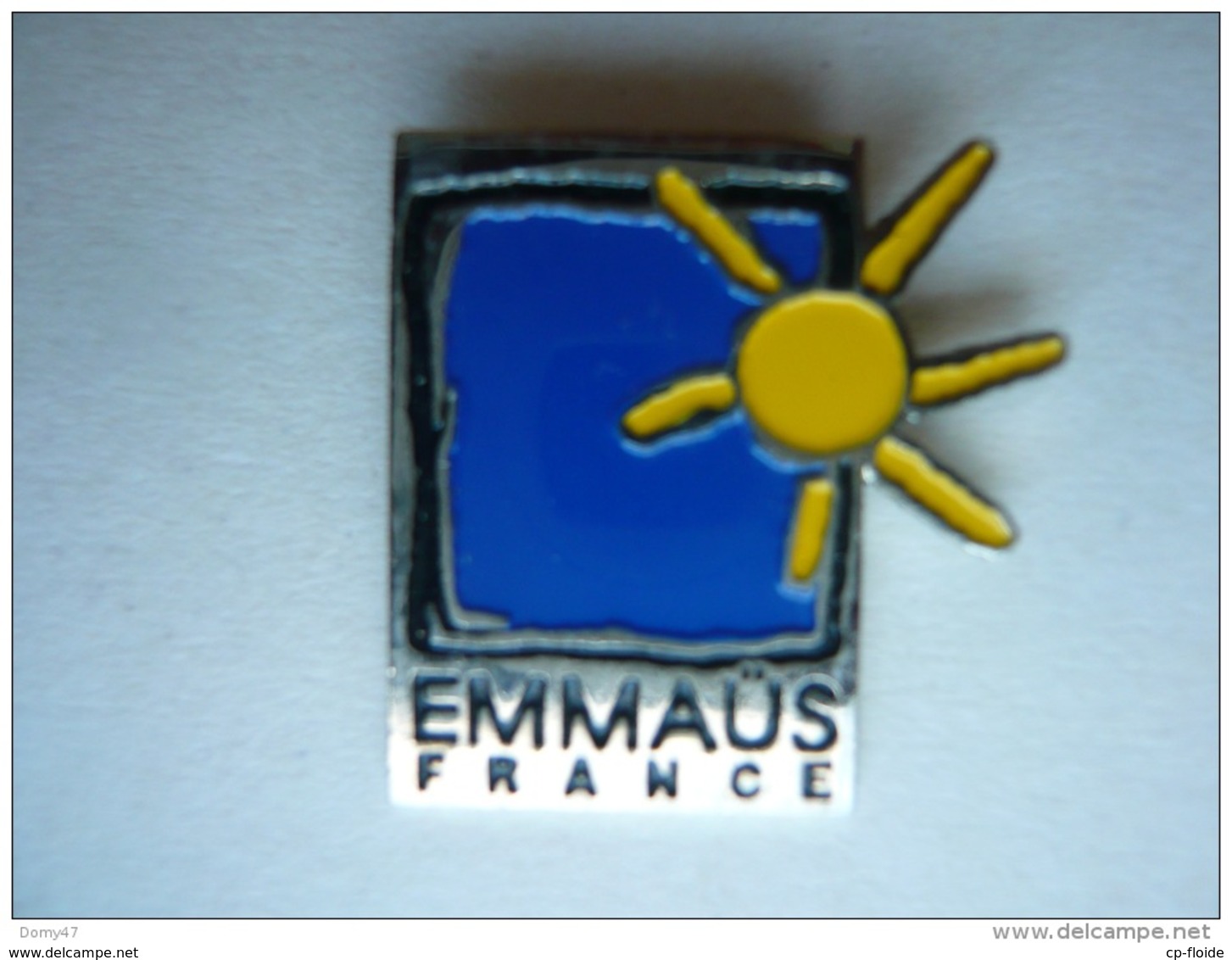 PIN'S ASSOCIATION HUMANITAIRE . " ÉMMAÜS FRANCE " . ABBÉ PIERRE - Réf. N°18PNS - - Associations