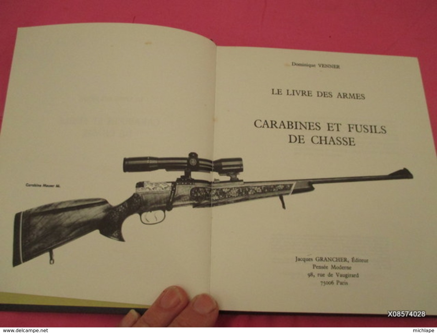 Le Livre Des Armes Relié  D. VENNER  Format 18 Cm X 21  - 310  Pages - 1973- Tres Bon état Proche Du Neuf - Frans