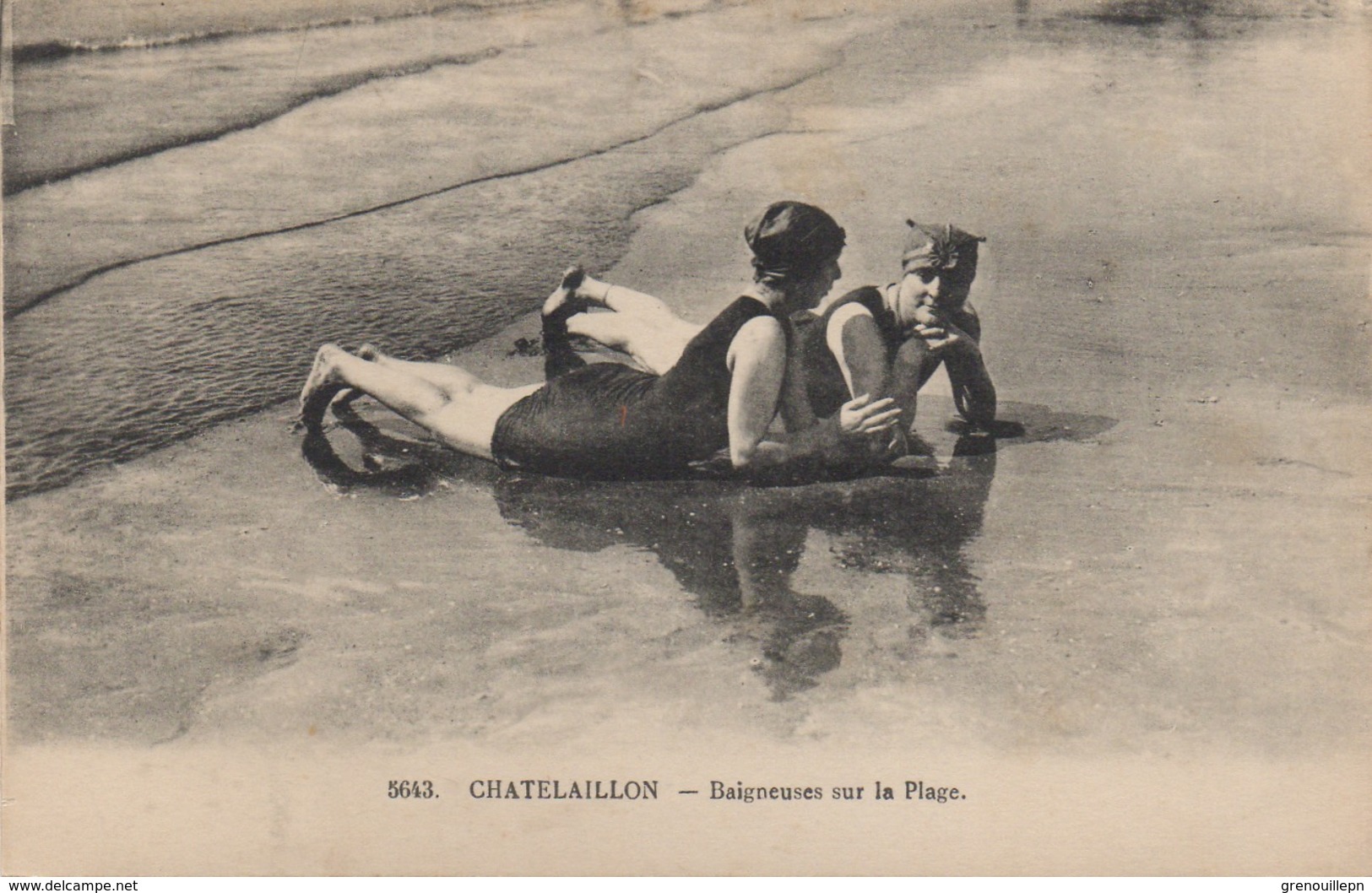 CPA 17 CHATELAILLON-PLAGE Baigneuses Sur La Plage - Pin-Ups