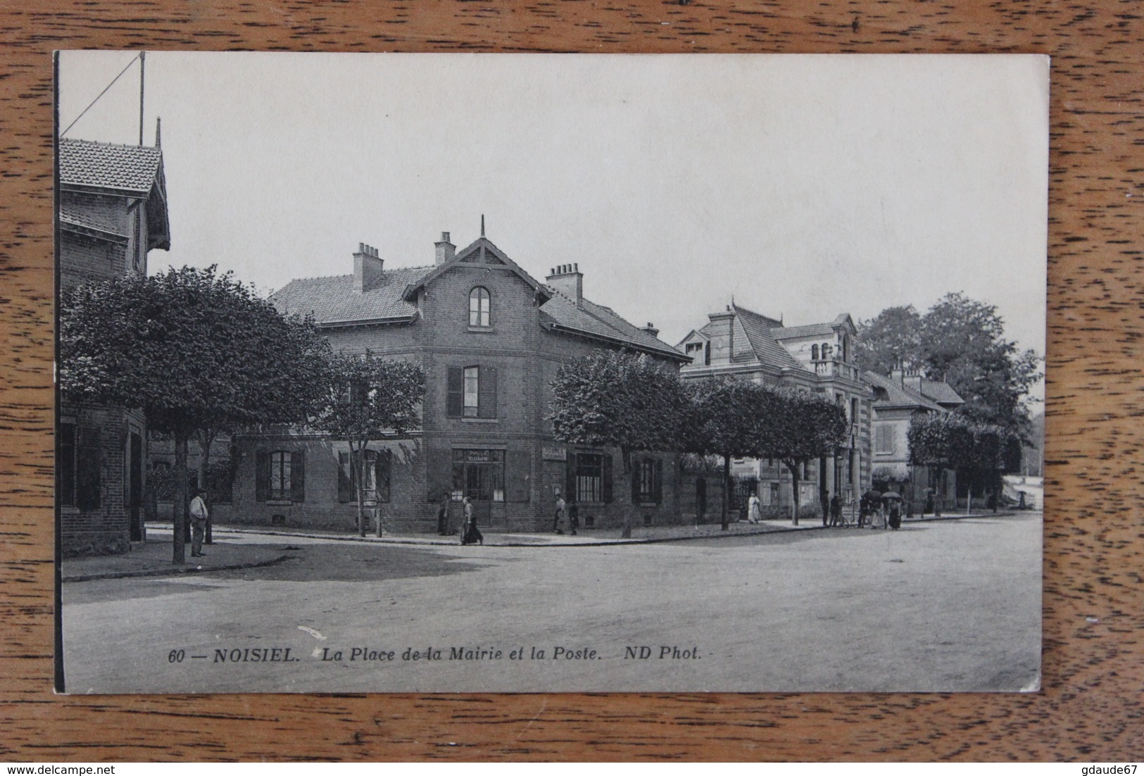 NOISIEL (77) - LA PLACE DE LA MAIRIE ET LA POSTE - Noisiel