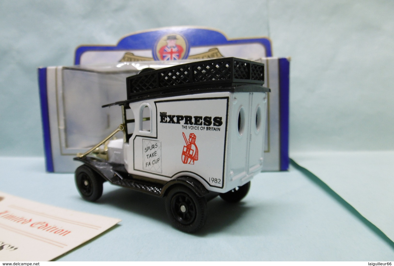 Oxford - FORD MODEL T Van DAILY EXPRESS Réf. 100T BO 1/43 - Commercial Vehicles