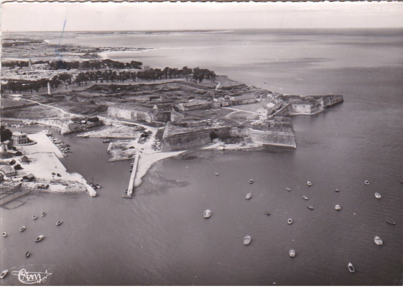 17 ILE D' OLERON  CPSM PHOTO Aérienne CIM Barques De Pêcheurs VUE Sur Le PORT Et Le FORT - Ile D'Oléron