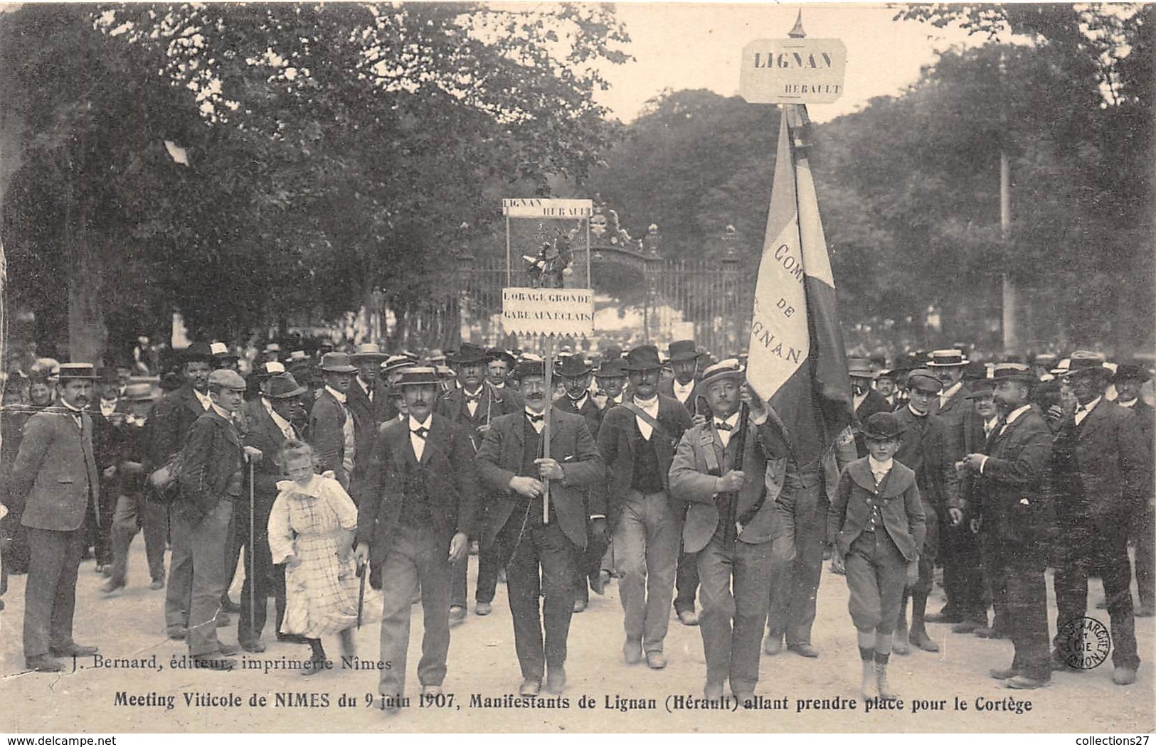 30-NIMES- MEETING VITICOLES DE NIMES, 1907 , MANISFESTANTS DE LIGNAN (HERAULT) ALLANT PRENDRE PLACE POUR LE CORTEGE - Nîmes