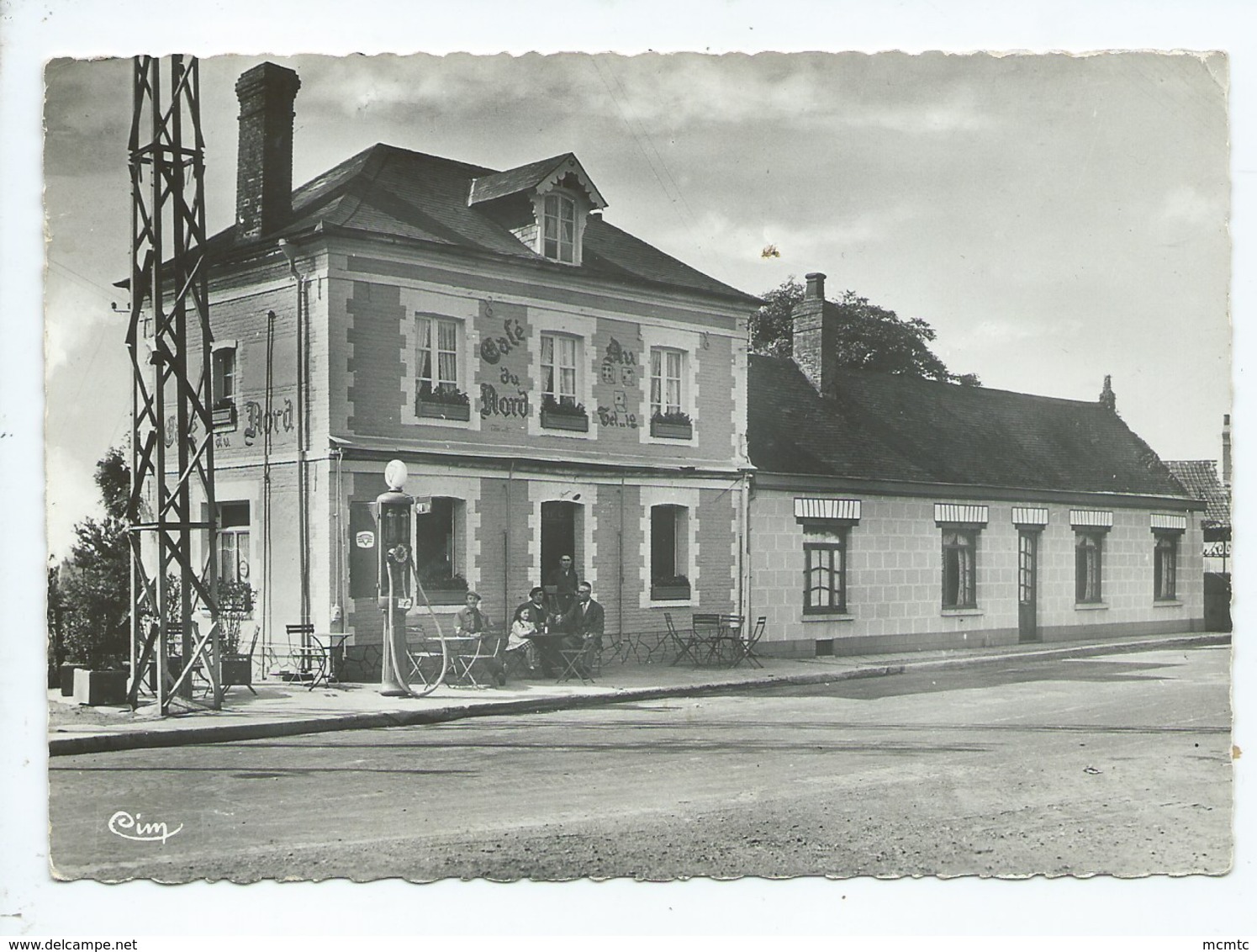 CPSM Grand Format  -Noyelles Sur Mer   -(Somme)  - Café Du Nord (pompe à Essence Ancienne ) - Noyelles-sur-Mer