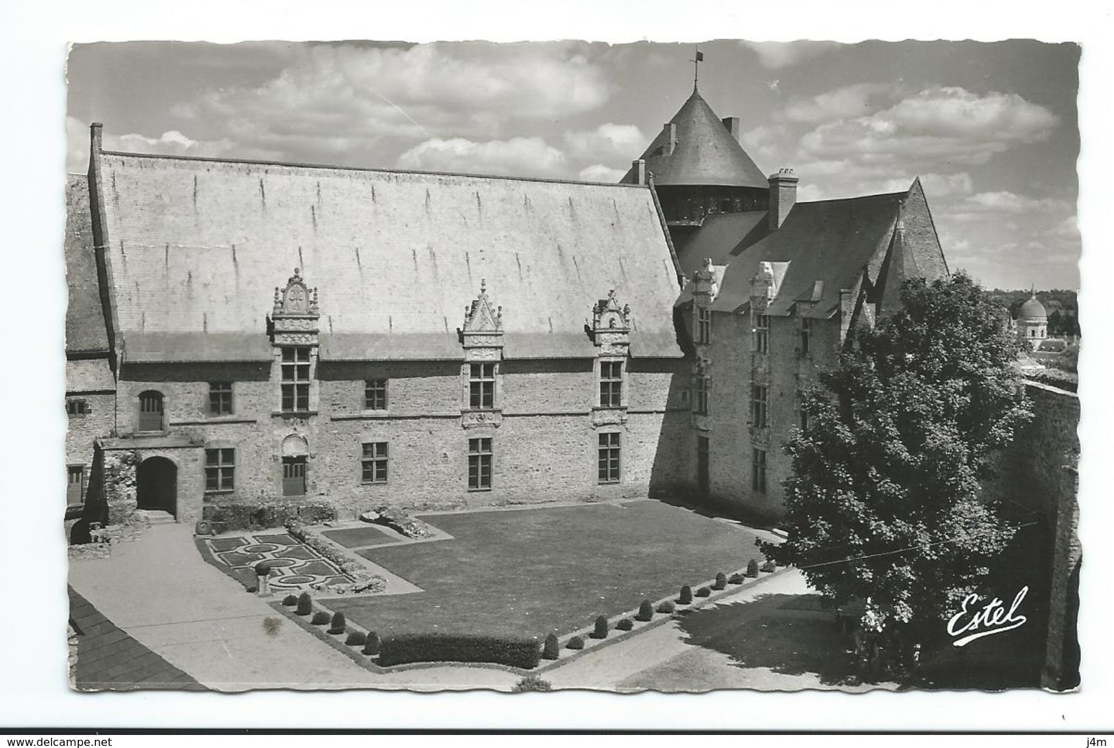 53/ MAYENNE... LAVAL. Le Château: Cour Intérieure - Laval