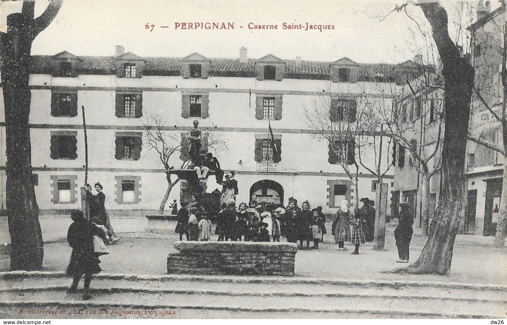 Perpignan - Caserne St Saint-Jacques, Enfants Sur La Fontaine - Edition Brun Frères, Carte Non Circulée - Casernes
