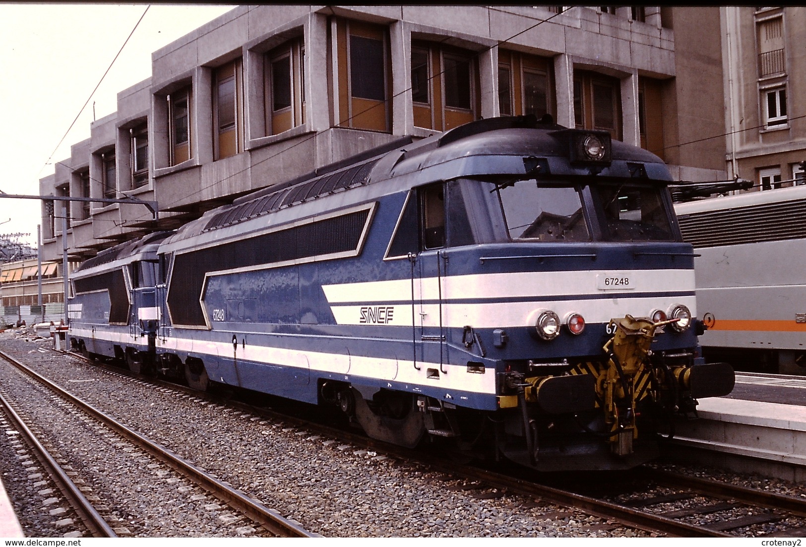 Photo Diapo Diapositive Slide Train Wagon Locomotive Diesel SNCF BB 67248 à Paris Gare Du Nord Le 24/08/93 VOIR ZOOM - Diapositives