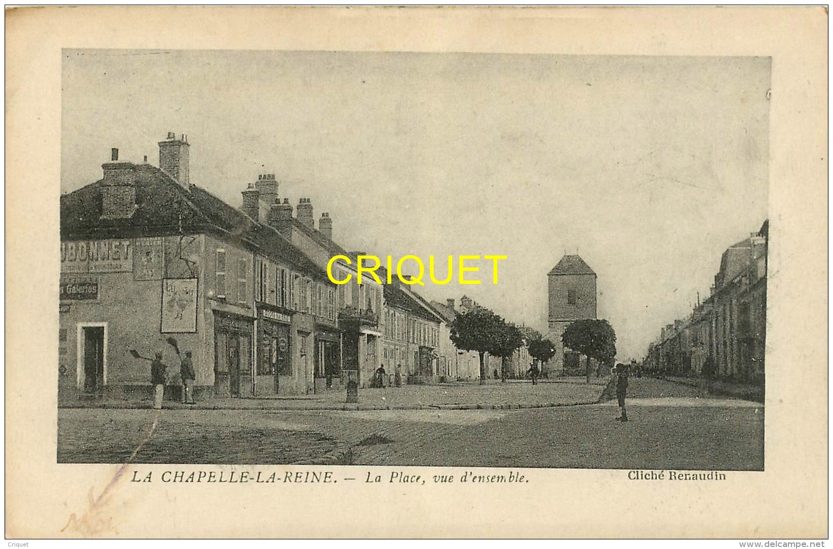 77 La Chapelle La Reine, La Place, Vue D'ensemble, La Personne Qui écrit La Carte Est Présente Sur La Photo - La Chapelle La Reine