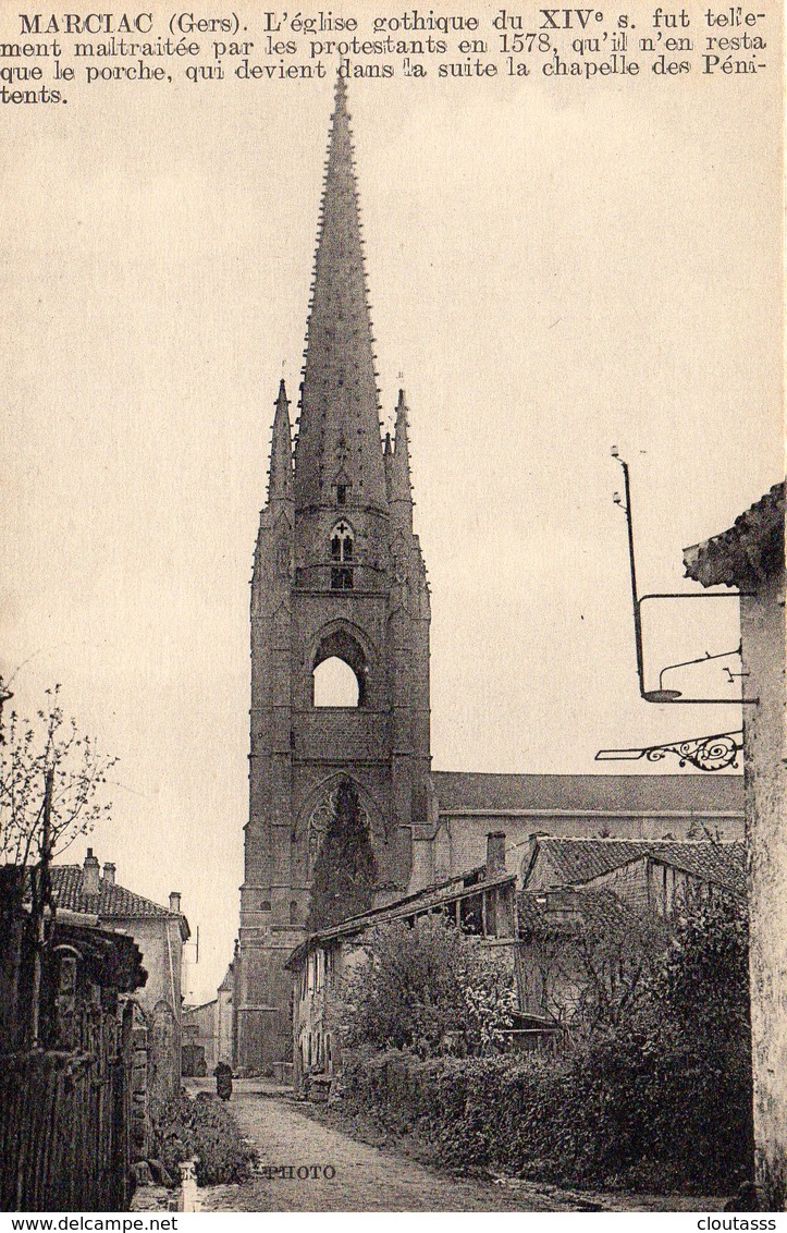 32) MARCIAC  Petite Animation Dans Une Rue Proche De L'église , Chapelle Des Pénitents         BE - Otros & Sin Clasificación