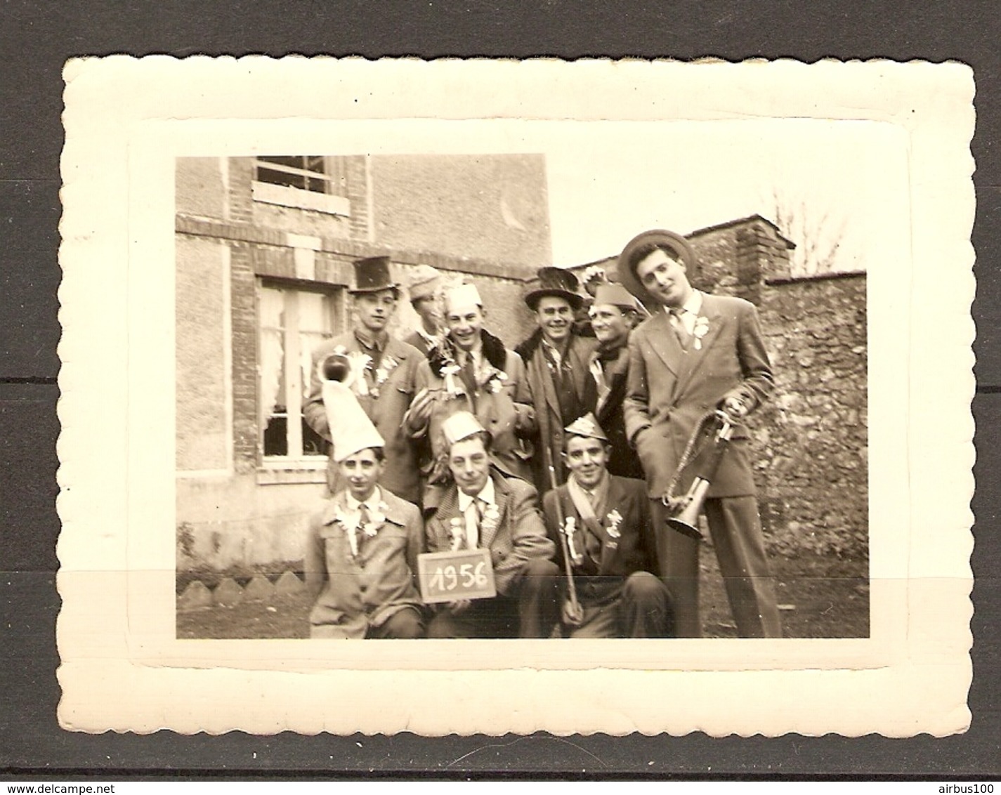 MILITARIA PHOTO ORIGINALE 14 NOVEMBRE 1955 CONSCRITS ANNÉE 1956 - CLAIRON COCARDE DÉGUISEMENT CHAPEAU - ZOOM - Guerre, Militaire