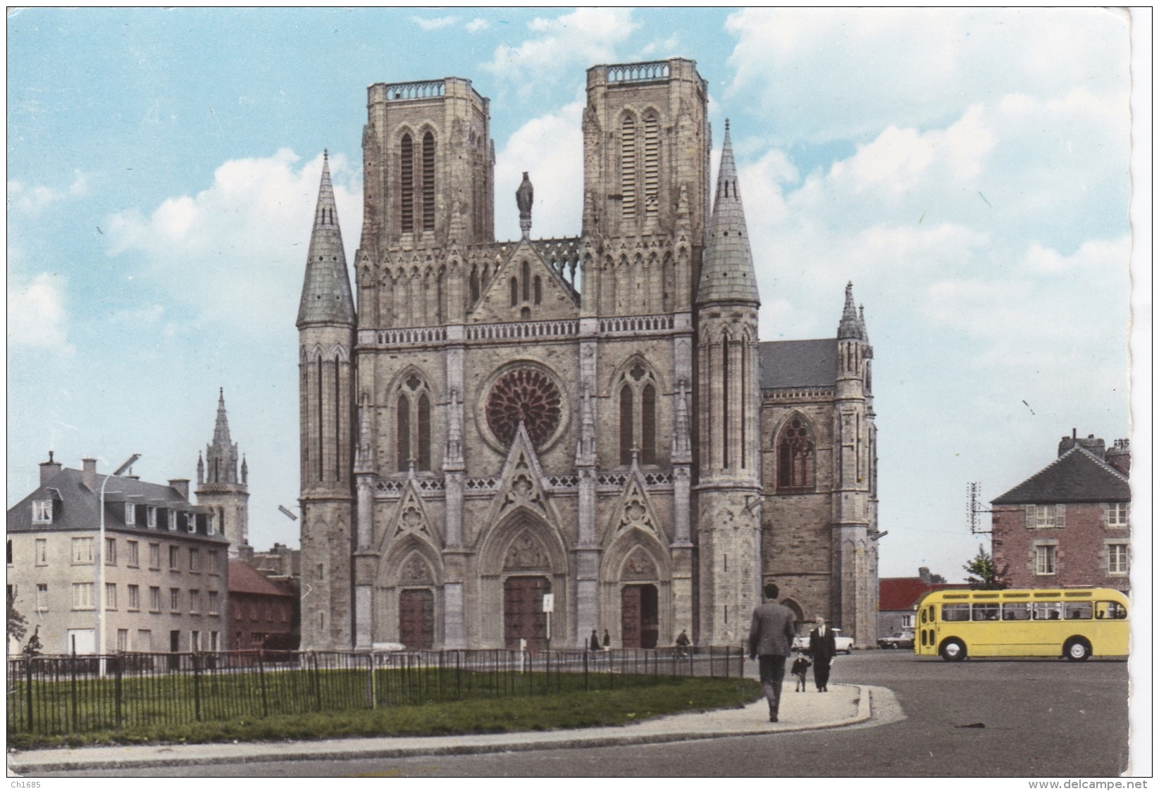 Autocar à Coté De La Cathédrale D'Avranches - Busse & Reisebusse