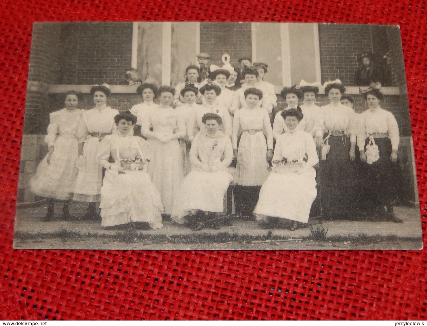 LANDEN  - Vlaamse Kermis, Mei 1910. Groep Verkoopsters - Kermesse Flamande, Mai 1910 - Groupe De  Vendeuses - Landen