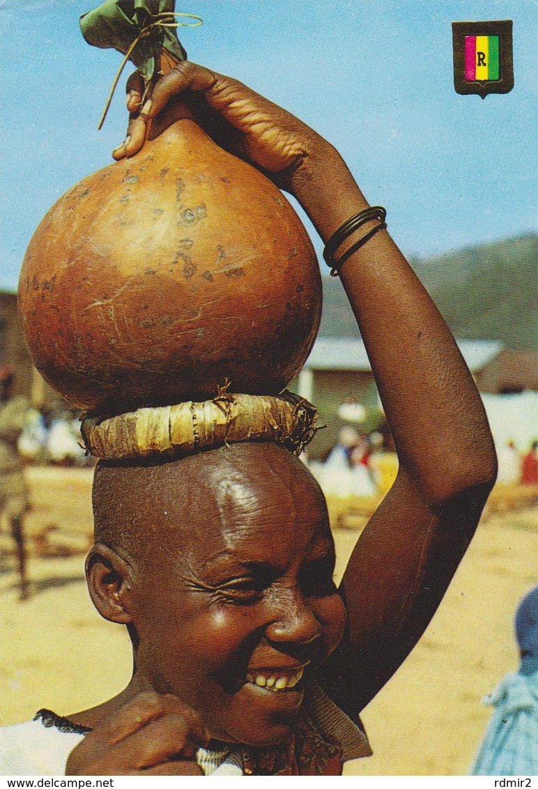 [207] RWANDA. Femme Avec Calebasse De Bière.- Ethnology, Etnología, Etnologia, Ethnologie.- Non écrite / Unwrite. - Rwanda