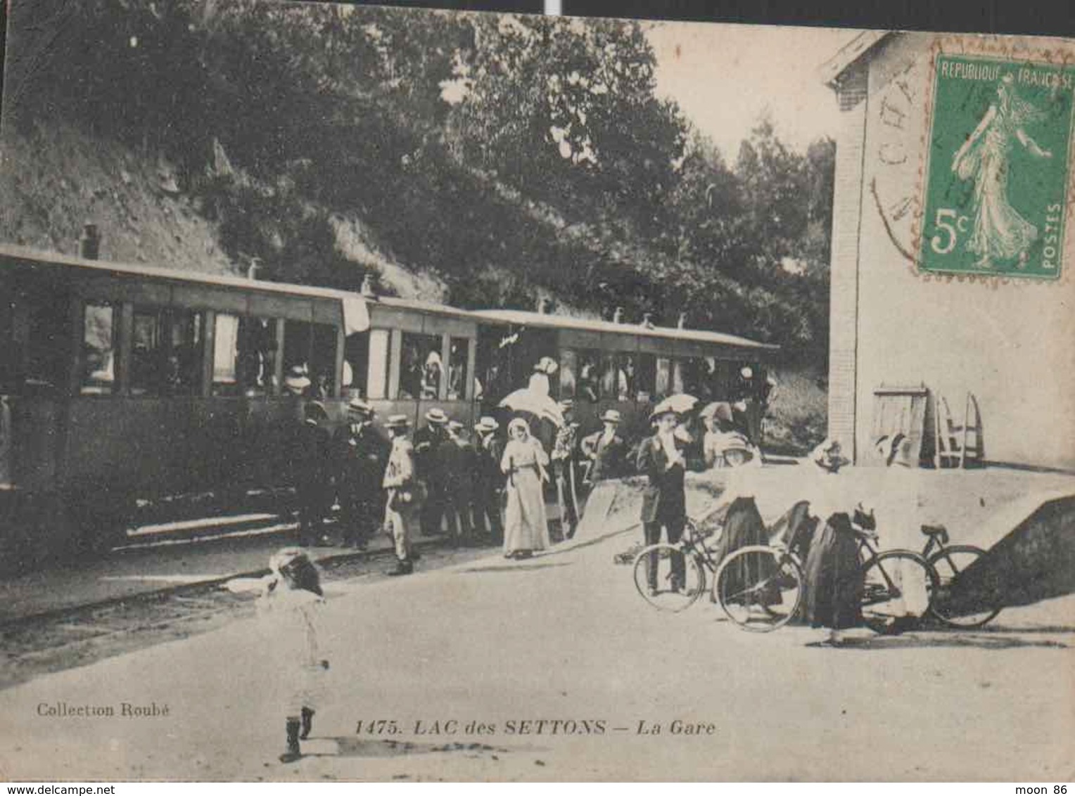 58 - LA GARE DU LAC DE SETTONS - TRAIN EN GARE ET DESCENTE DES VOYAGEURS  - FEMMES EN  BICYCLETTE VÉLO - Autres & Non Classés