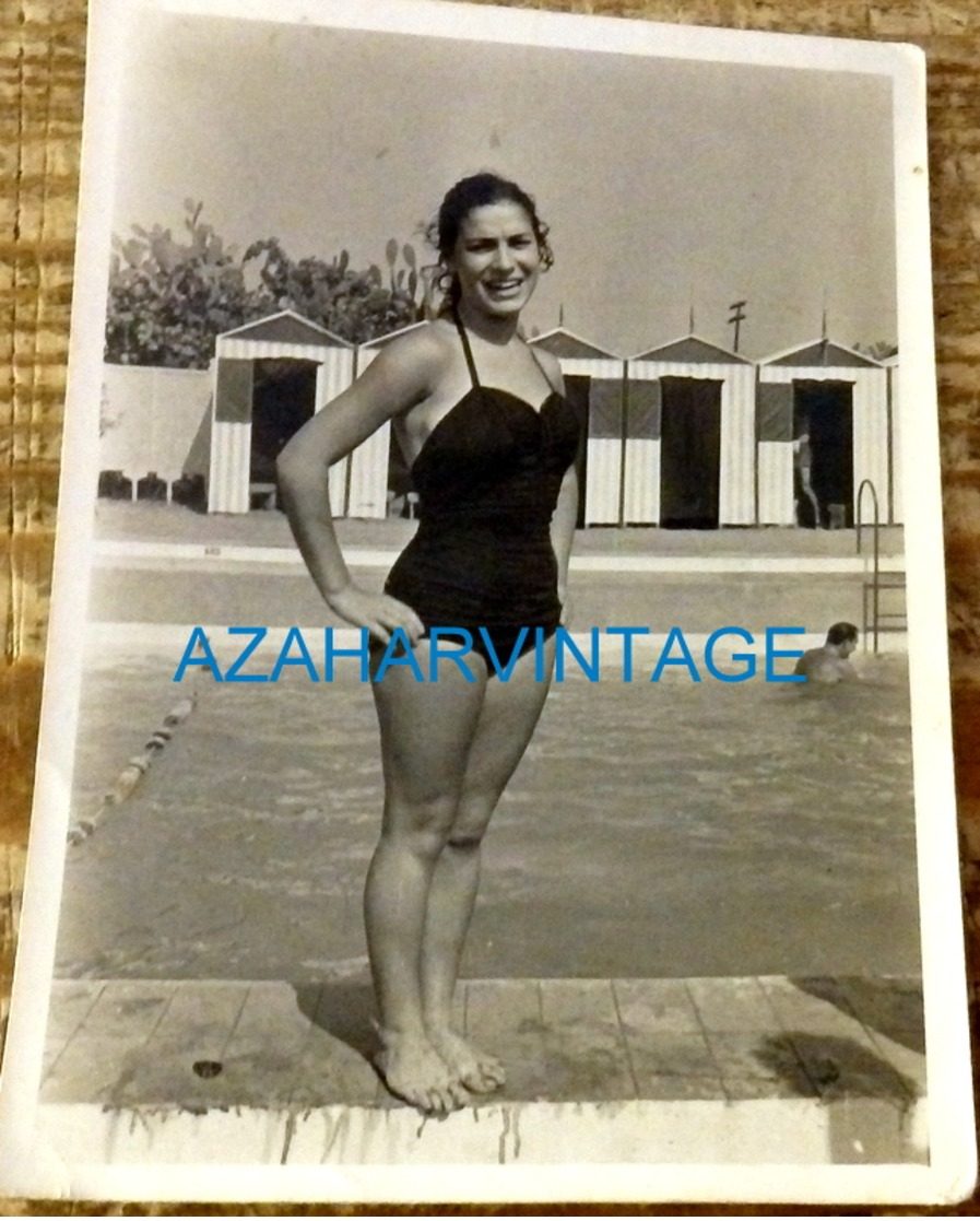 REAL PHOTO, FEMME EN MAILLOT DE BAIN DANS LA PISCINE, 74X104MM - Personas Anónimos