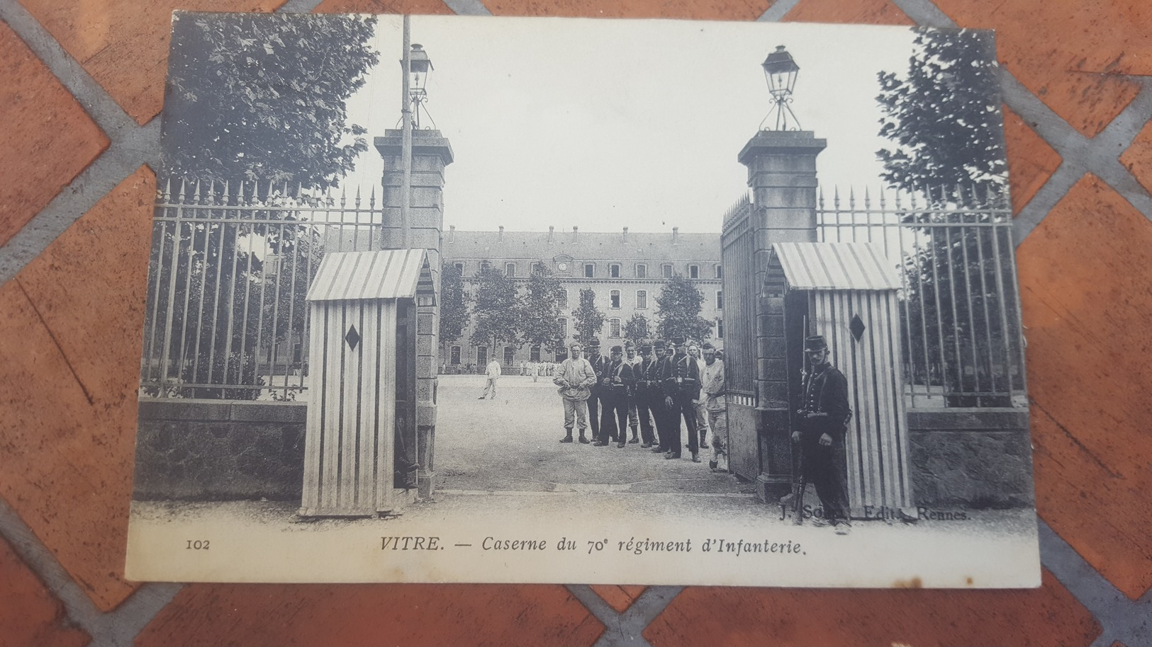 CPA ANIMEE VITRE- CASERNE DU 70 EME REGIMENT D'INFANTERIE- - Vitre