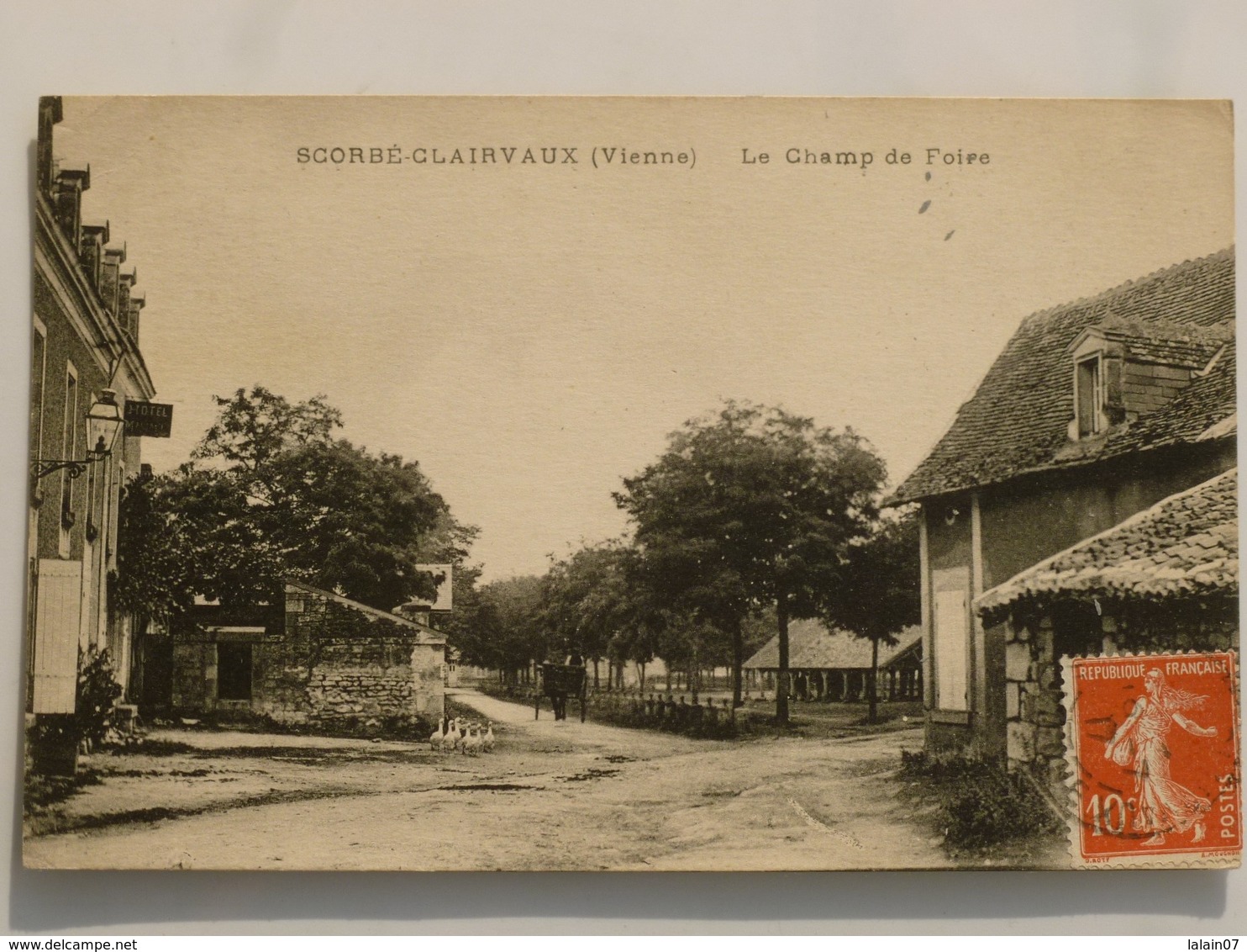 C.P.A. 86 SCORBE CLAIRVAUX : Le Champ De Foire, Animé, En 1917 - Scorbe Clairvaux