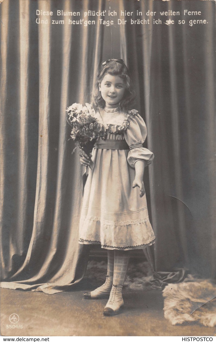 DIESE BLUMEN PFUCKT' Ich Hier In Der Weiten FERNE-YOUNG GIRL IN VERY FINE CLOTHING PHOTO POSTCARD 33227 - Portretten