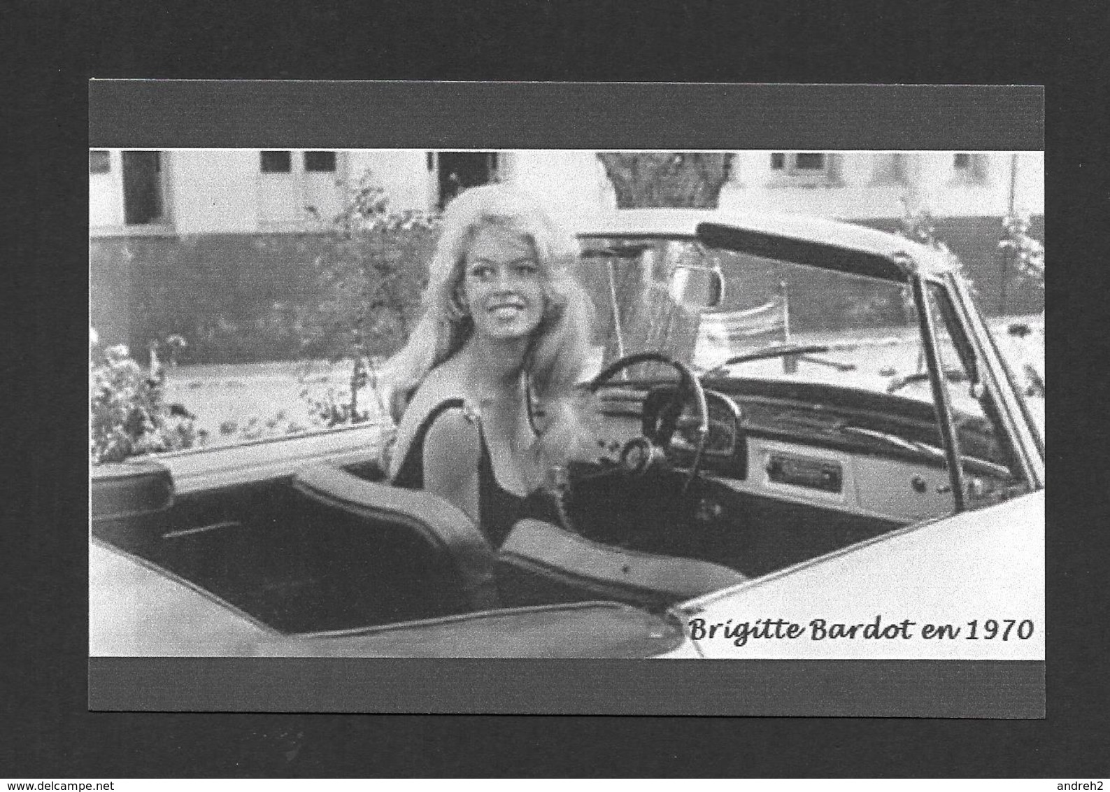 ARTISTES - ACTRICE DE CINÉMA - BRIGITTE BARDOT 1970 - ELLE EST HEUREUSE DE CONDUIRE UNE VOITURE DÉCAPOTABLE - Acteurs