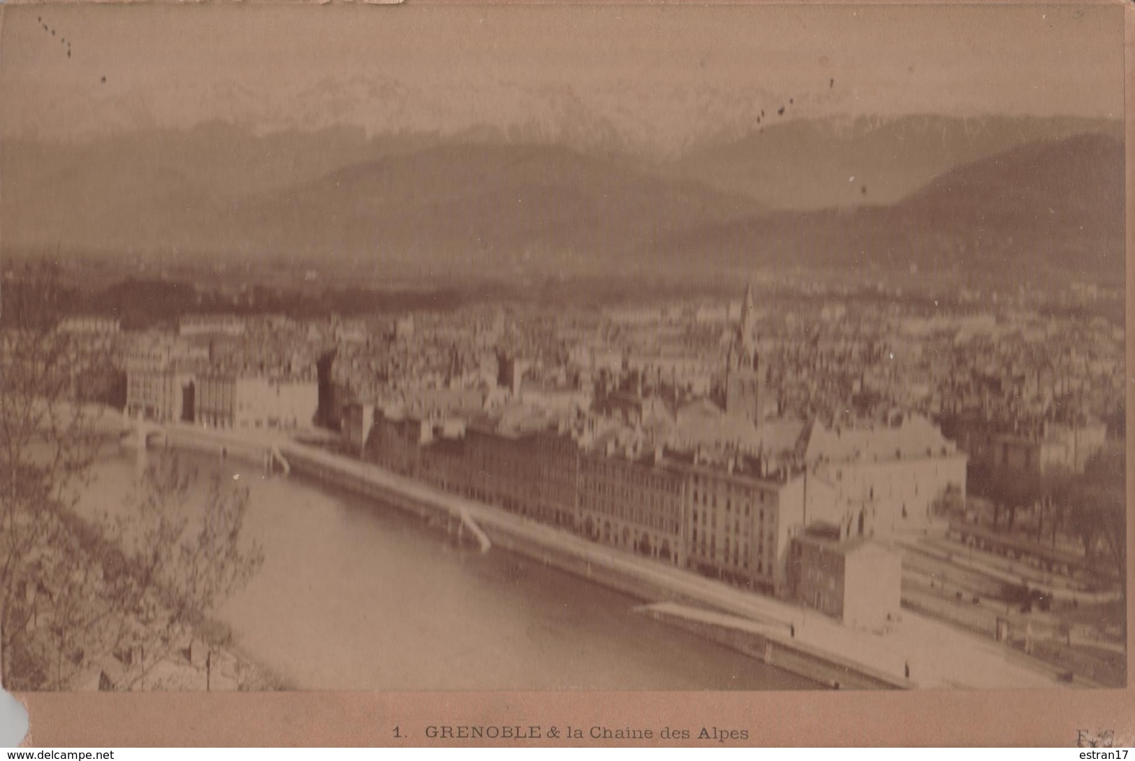 38 GRENOBLE ET LA VUE SUR LA CHAINE DES ALPES - Anciennes (Av. 1900)