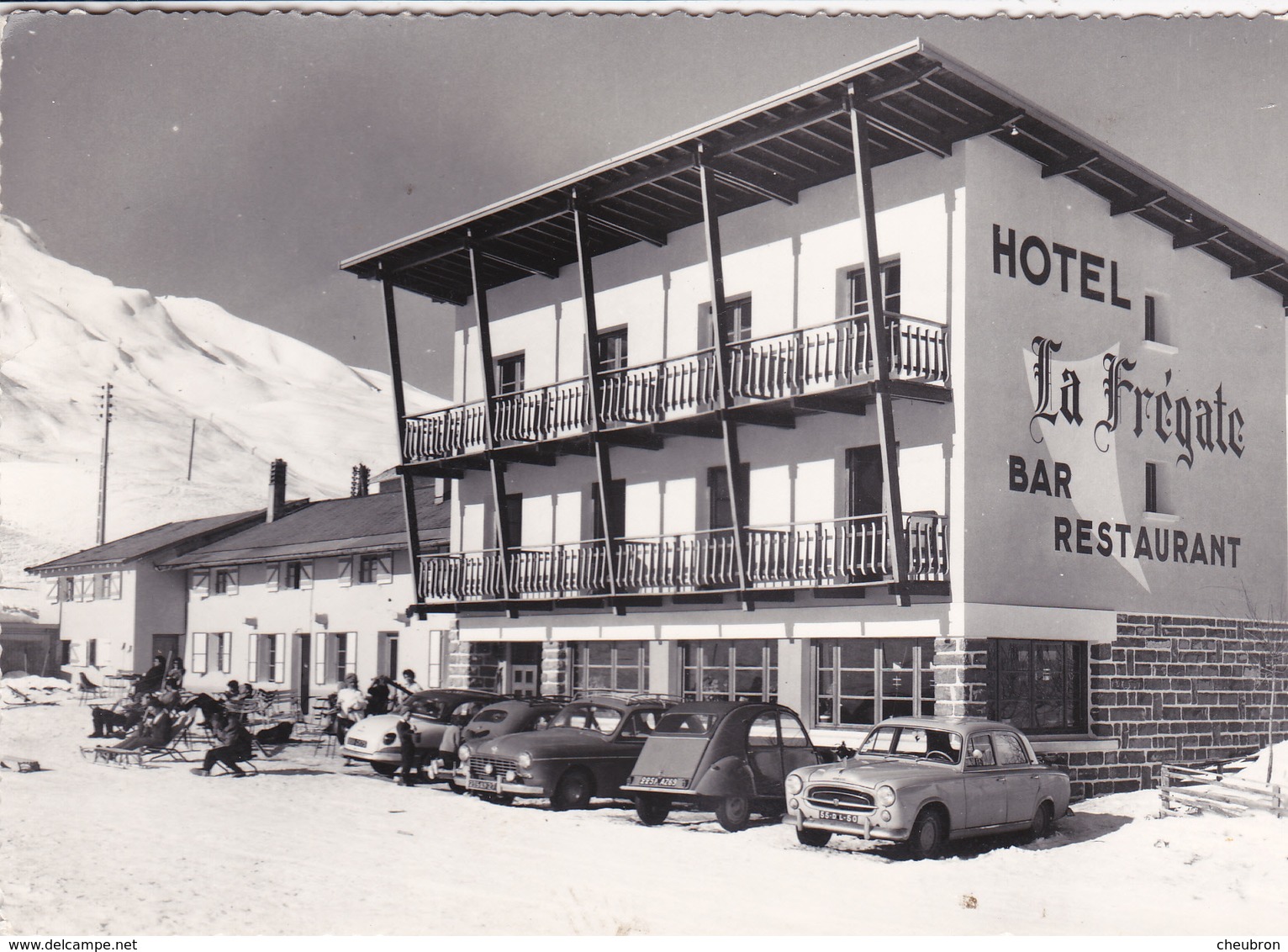 73. LA TOUSSUIRE. VOITURES EN STATIONNEMENT DEVANT L'HOTEL " LA FREGATE ". ANNÉE 1965 - Turismo