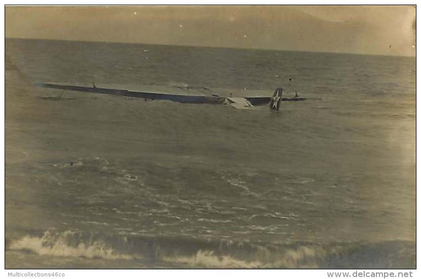 020818 - CARTE PHOTO AVION Tombé à La Mer - Unfälle