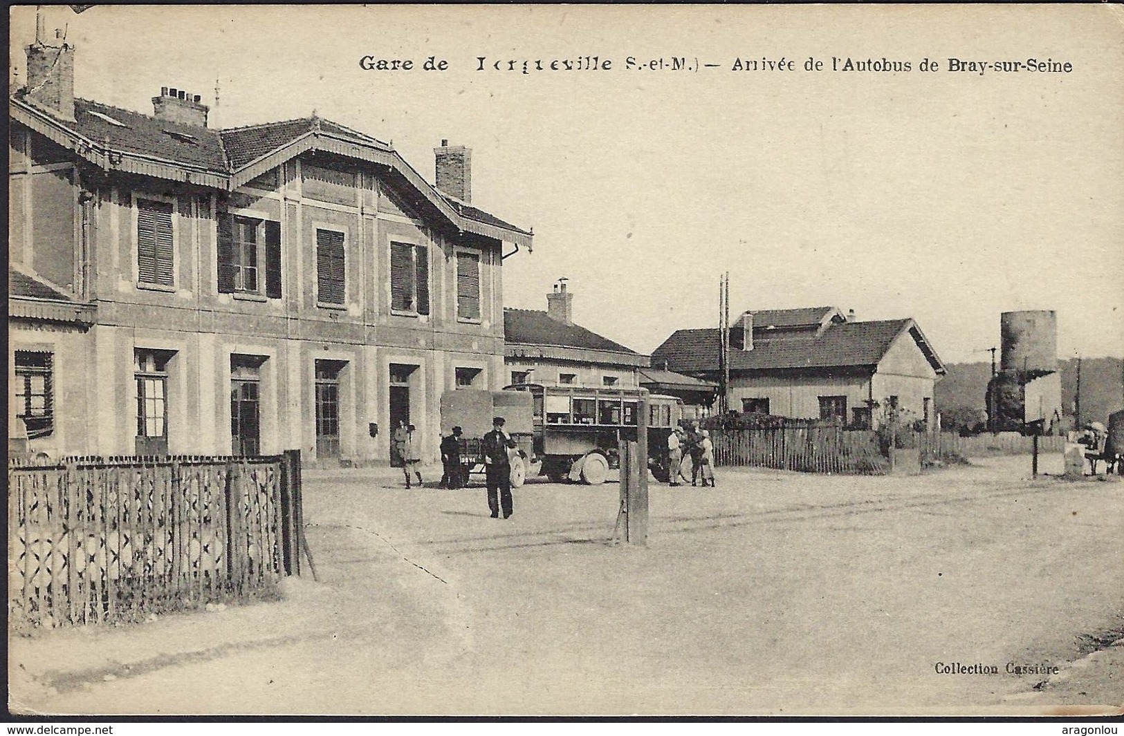 Gare De Longueville , (S.- Et - M.)  - Arrivée De L'Autobus De Bray-sur-Seine (2scans) - Gares - Sans Trains