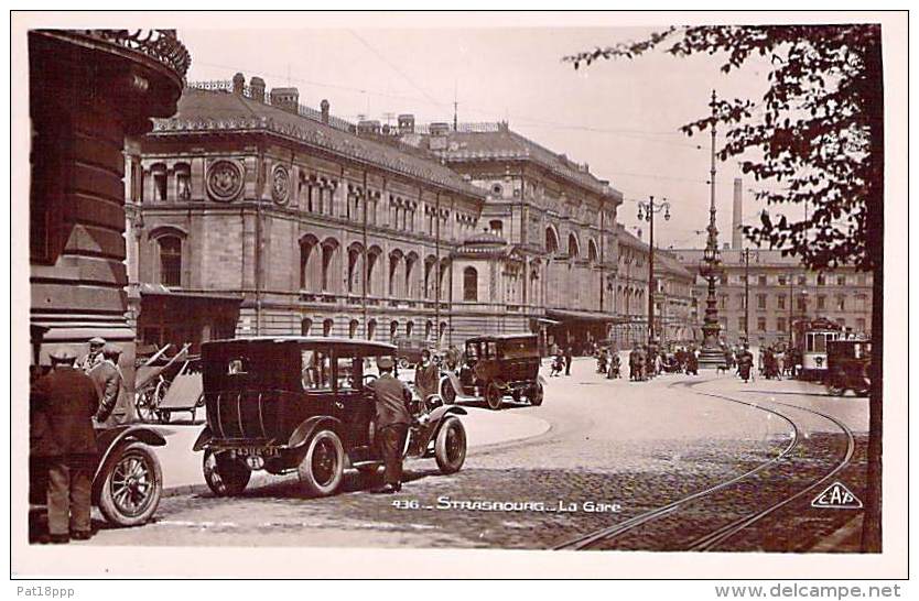 67 - STRASBOURG : La Gare ( SNCF ) - Voitures En Bon 1er Plan - CPSM Photo Noir Blanc Format CPA - Bas Rhin - Strasbourg