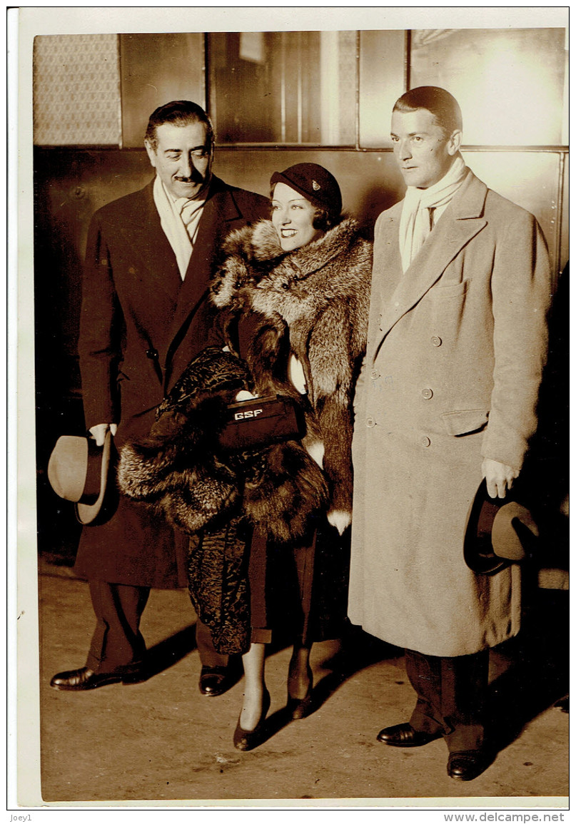 Photo De Gloria Swanson Avec Son Mari à La Gare St Lazare ,paris 1931 Format 13/18 - Personalidades Famosas