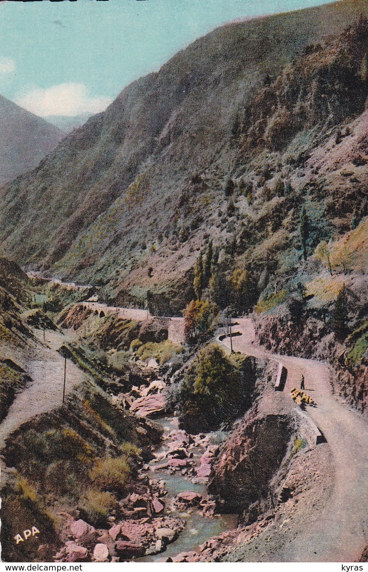 Timbres S/ Carte Postale . ANDORRE.  12 F Bleu + 8F Brun Rouge S/ Cpsm 10x15 Valls D'Andorra Gorges De Meritxell - Lettres & Documents