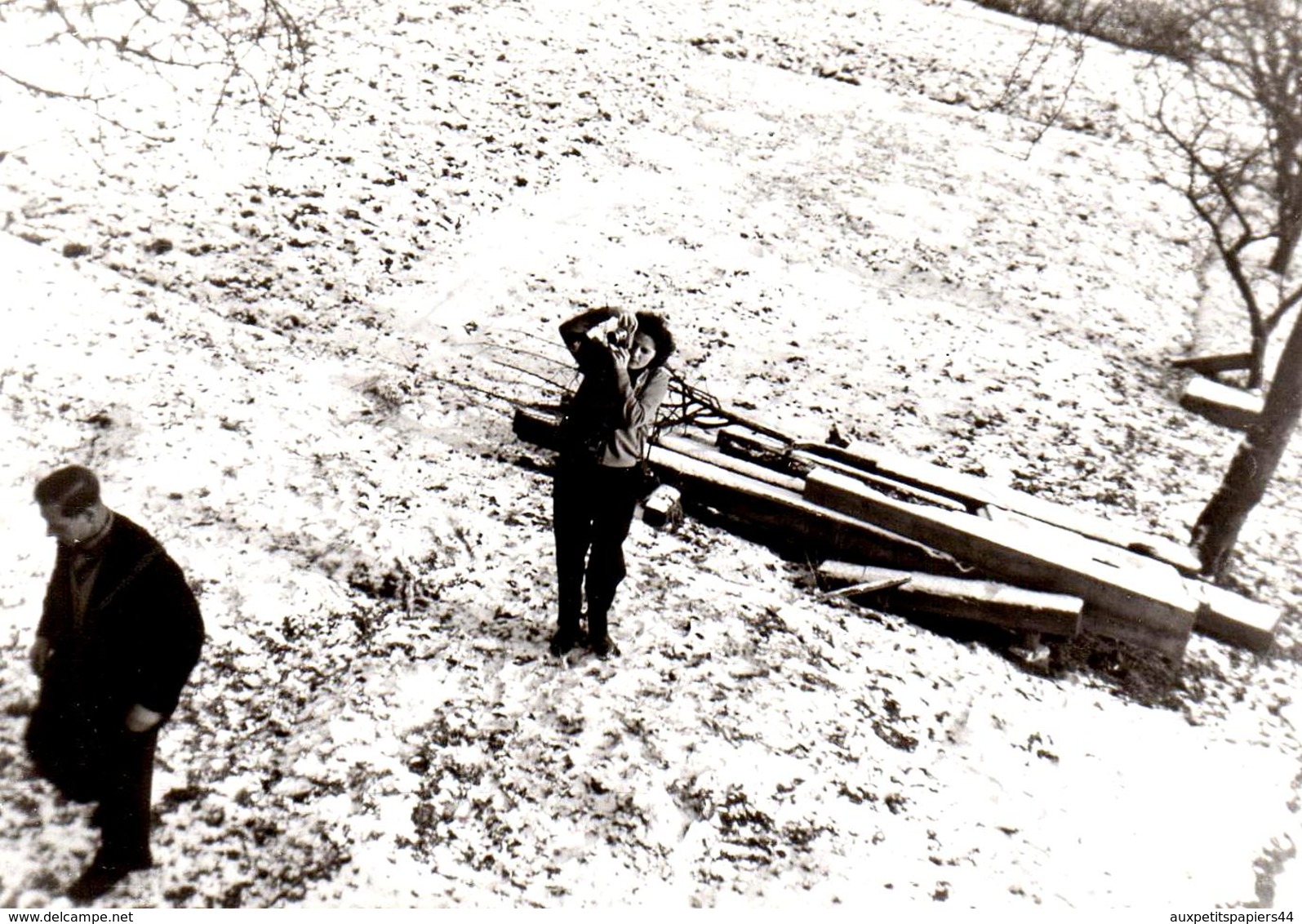 2 Photos Originales Petit Groupe De Photographes Amateurs Sur La Neige Vers 1970/80 - Personnes Anonymes