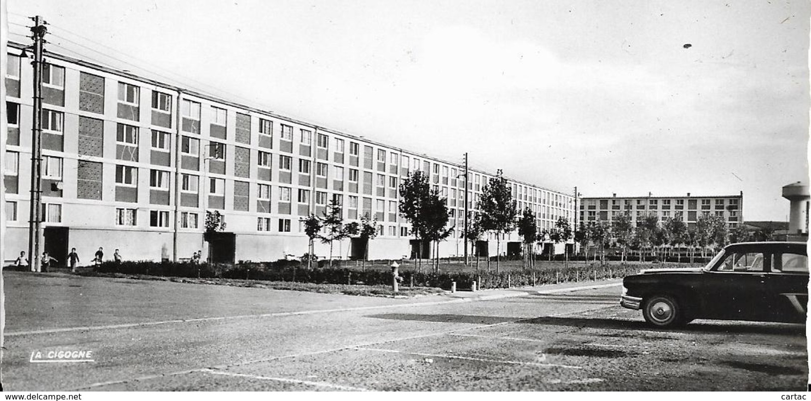 D54 - LONGUYON - CITE CANADIENNE - CPSM Petit Format En Noir Et Blanc - Longuyon