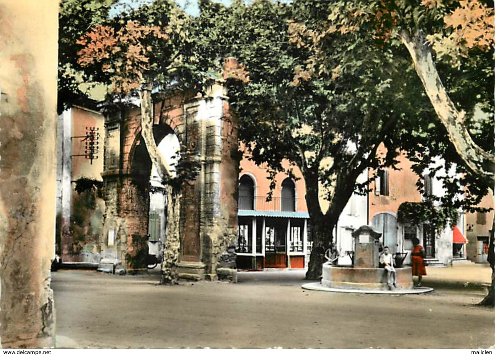 - Dpts Div.-ref-Y55- Vaucluse - Bedarrides - Place Du Quatre Septembre -  Porte - Fontaine - Carte Bon Etat - - Bedarrides