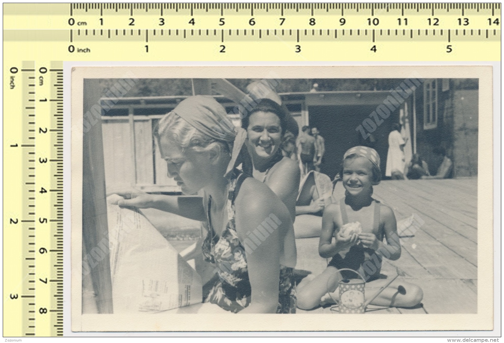 REAL PHOTO - Beach Scene Abstract, Girls With Bandanas And Woman, Plage Femme Et Filles - Vintage Original Snapshot - Otros & Sin Clasificación