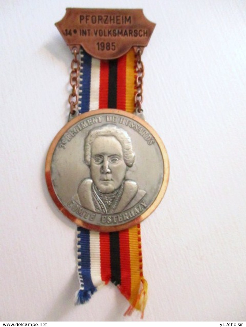 MEDAILLE 3 EME REGIMENT DE HUSSARDS COMTE ESTERHAZY PFORZHEIM 14E INT VOLKSMARSCH 1985 BLEU BLANC ROUGE NOIR ROUGE JAUNE - Germany