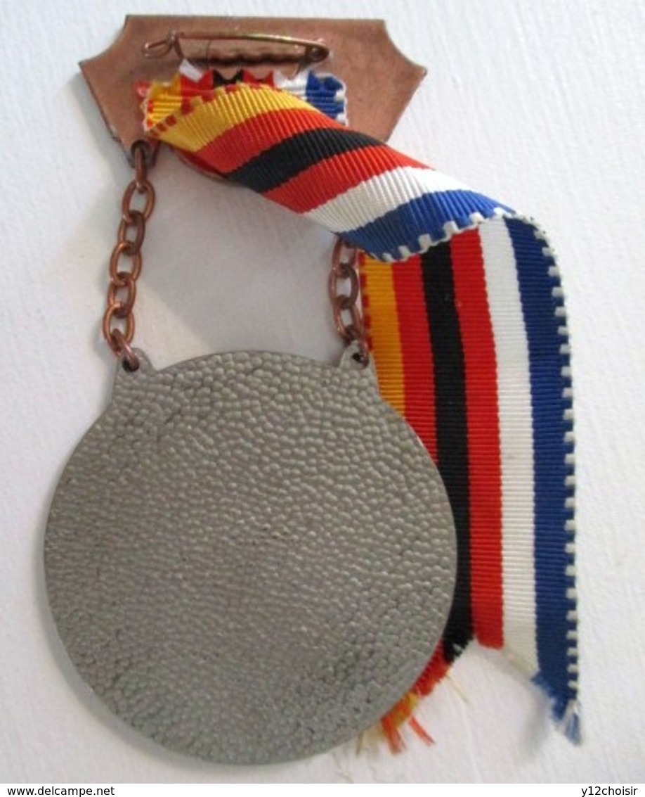 MEDAILLE 3 EME REGIMENT DE HUSSARDS COMTE ESTERHAZY PFORZHEIM 14E INT VOLKSMARSCH 1985 BLEU BLANC ROUGE NOIR ROUGE JAUNE - Duitsland