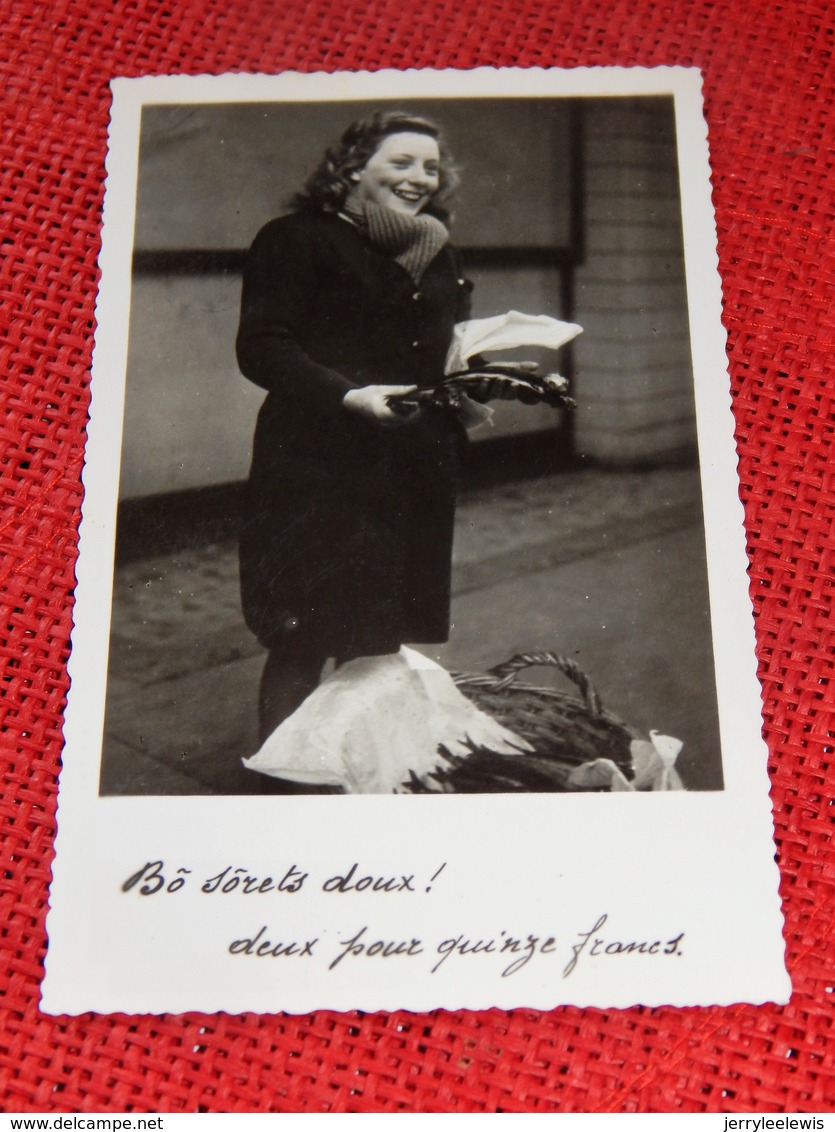 BRUXELLES  - Marchande De Poissons - " Bô Sôrets Doux ! Deux Pour 15 Francs. " - Artigianato