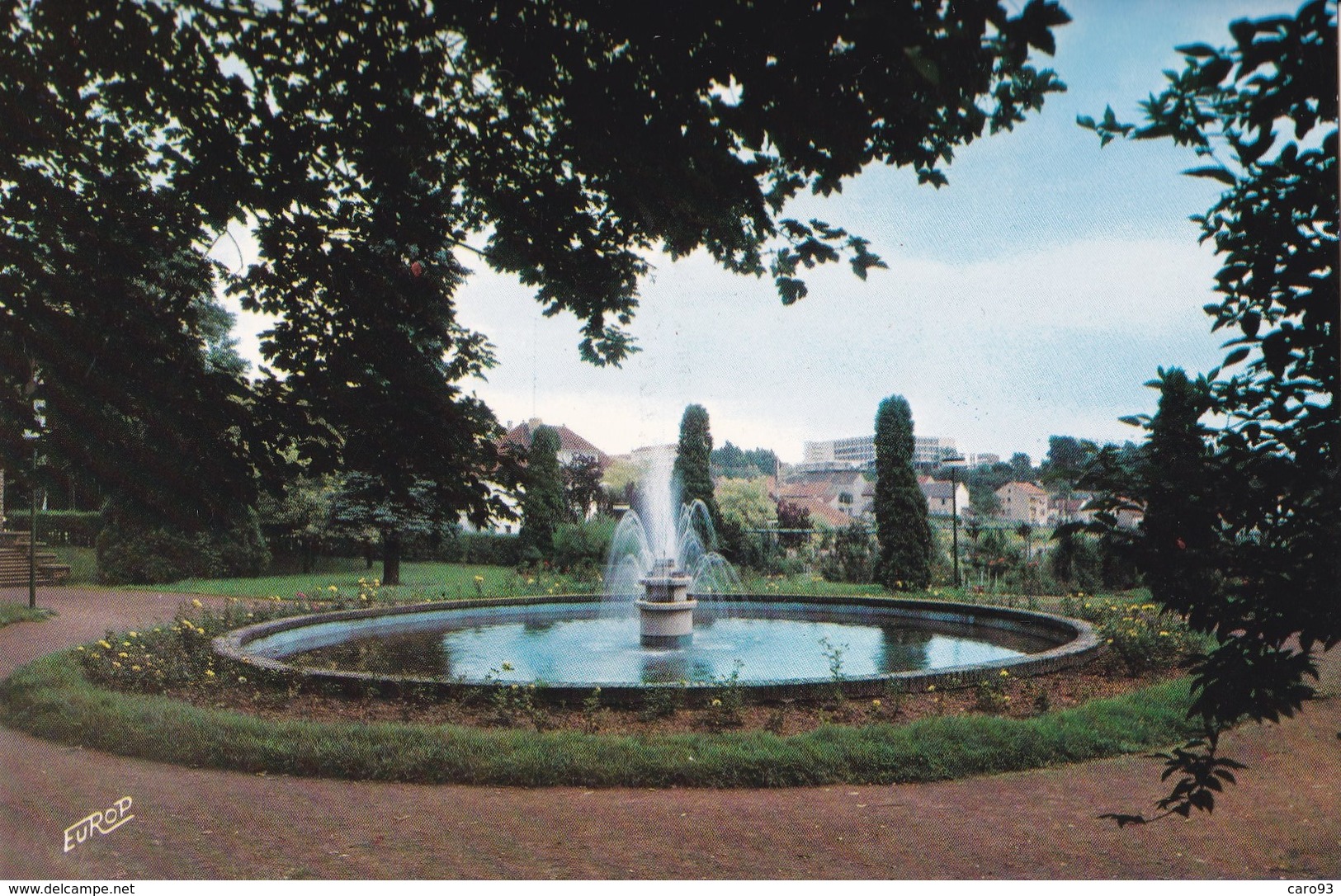 Creutzwald Jet D'eau Du Parc Avec à L'arrière Le Lycée Classique Et Moderne - Creutzwald