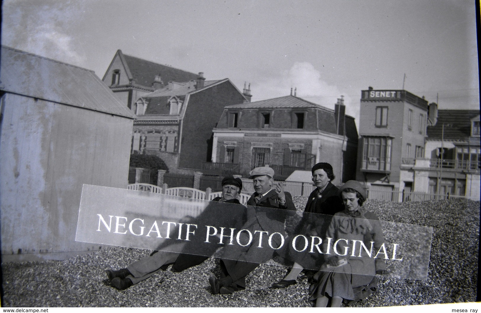 Cayeux Sur Mer Groupe Homme Femme Villa Maison Senet Plage Cabine NEGATIF PHOTO Original Cliché Amateur Inédit - Cayeux Sur Mer