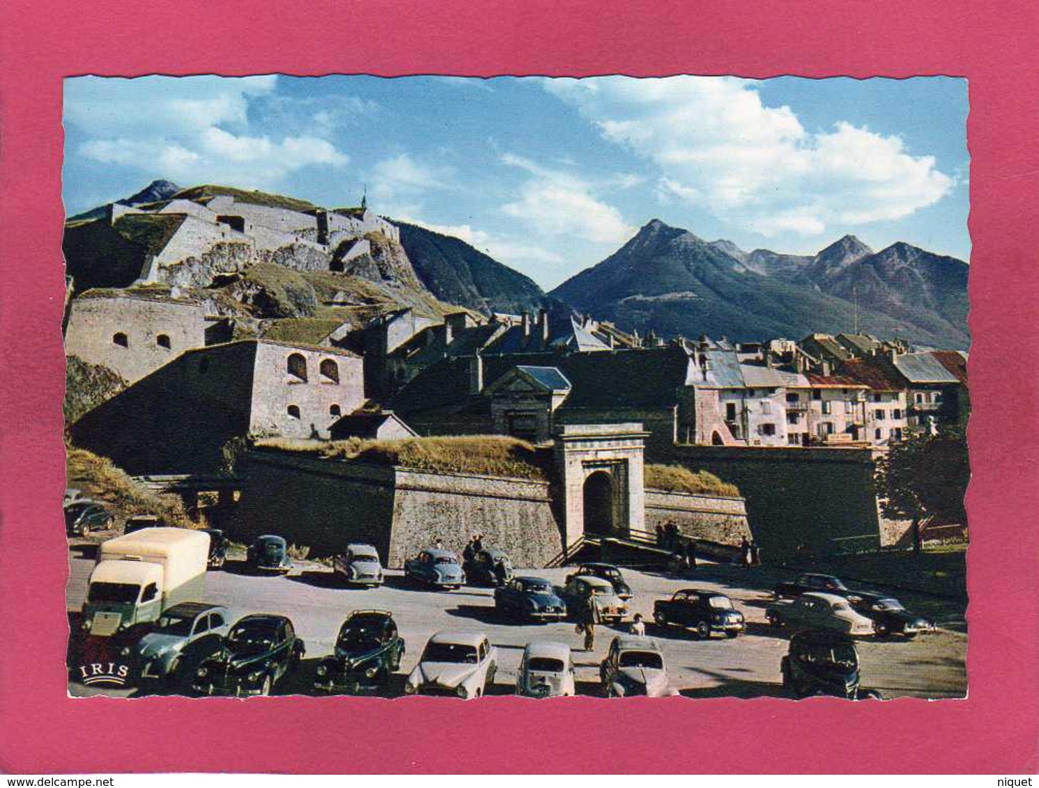 05 Hautes Alpes, Briançon, La Vieille Citadelle, Animée, Voitures, Aronde, 2cv, Peugeot 203, 1958,  (CAP) - Briancon