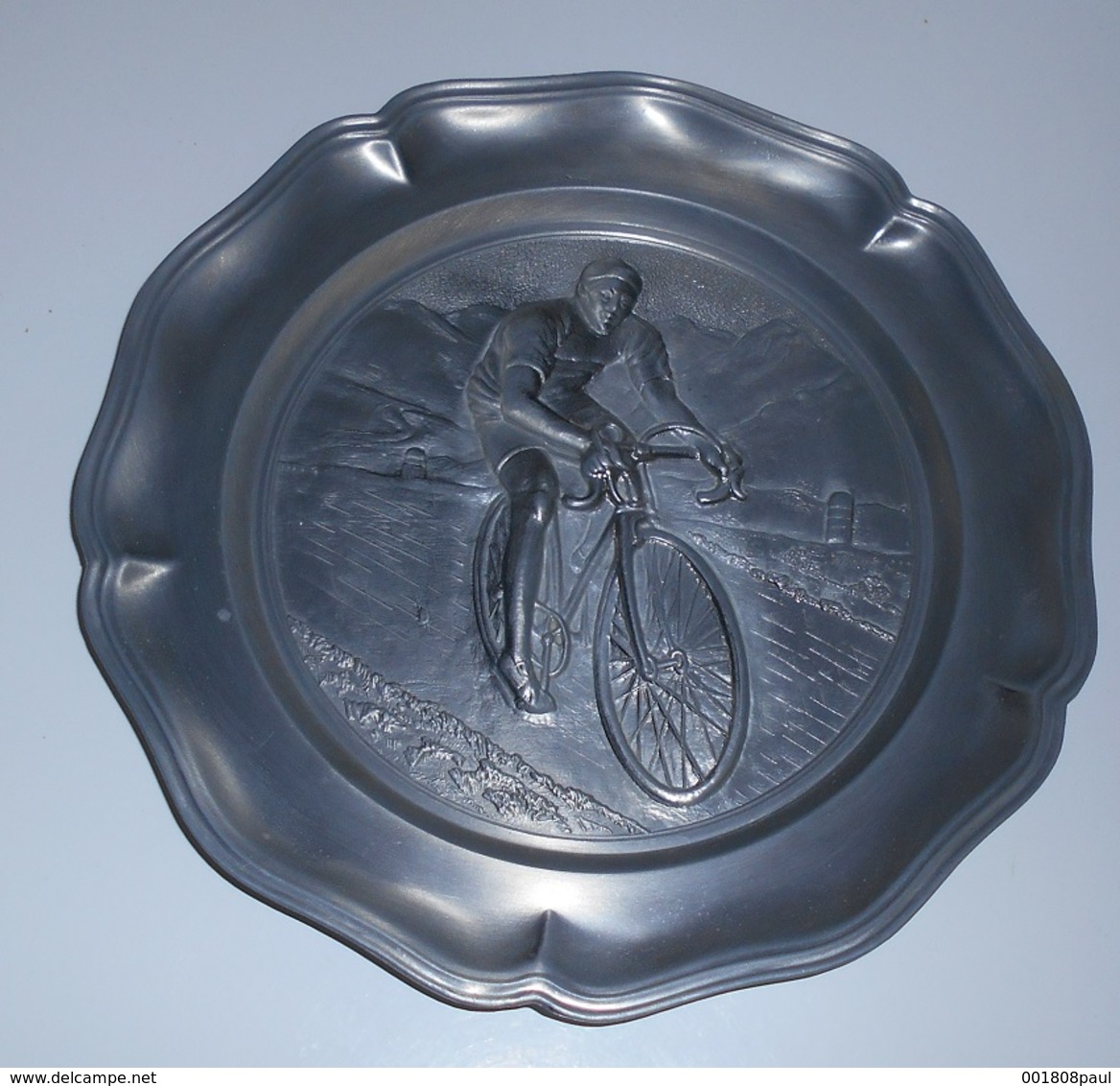Assiette Décorative En Etains ? : Coureur Cycliste En Relief :: Sports - Vélos - Bicyclettes - Courses - Profil - Etains