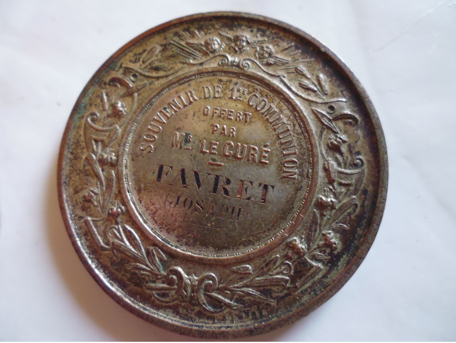 Medaille De Table Souvenir Communion-offert Par Le Curé à Joseph Favret - Other & Unclassified