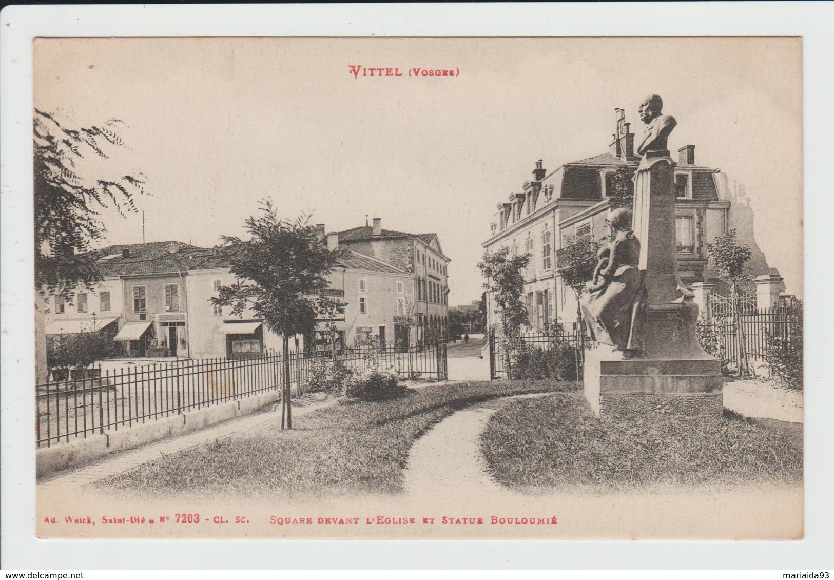 VITTEL - VOSGES - SQUARE DEVANT L'EGLISE ET STATUE BOULOUMIE - Vittel