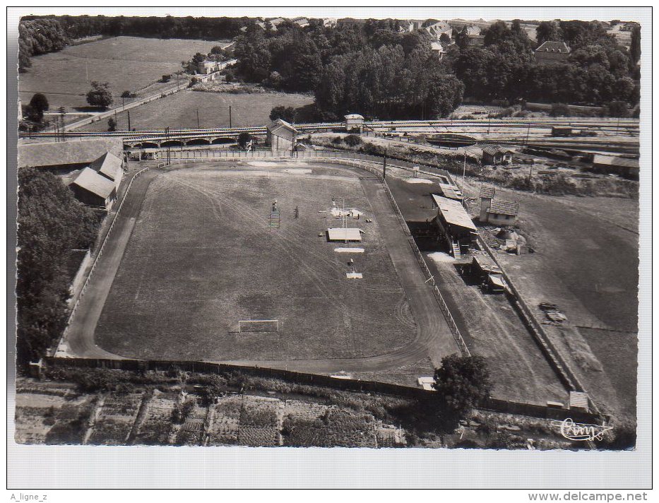 REF 344  : CPSM 70 GRAY Le Stade D''arc Les Gray Vue Aérienne - Gray