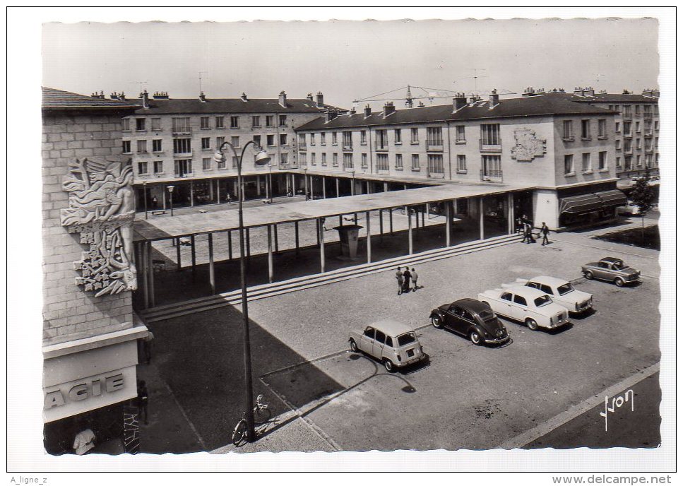 REF 325  :  CPSM 60 COMPIEGNE Centre Commercial La Victoire - Compiegne