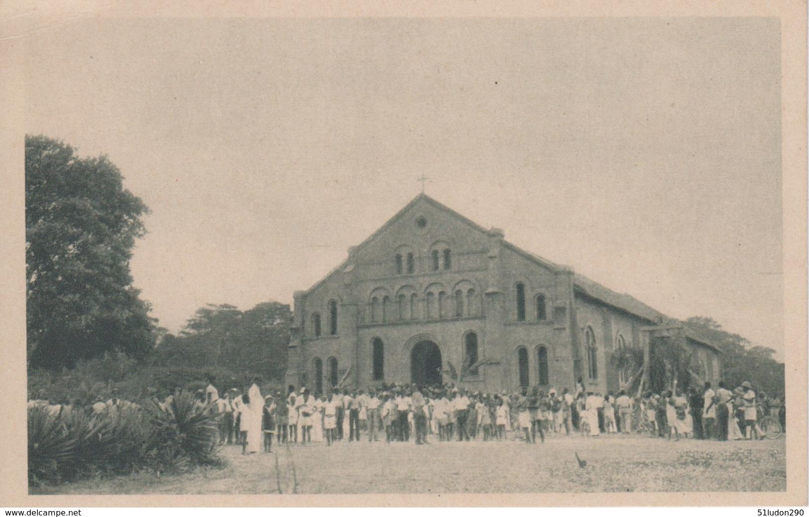 CPA Berberati - Cathédrale Sainte-Anne - La Sortie De La Messe (avec Jolie Animation) - Centrafricaine (République)