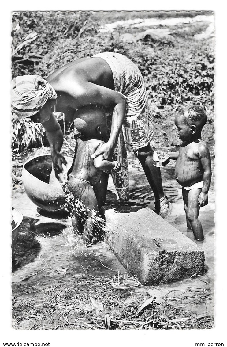 (20830-00) Cote D'Ivoire - La Toilette De Bébé - Costa De Marfil