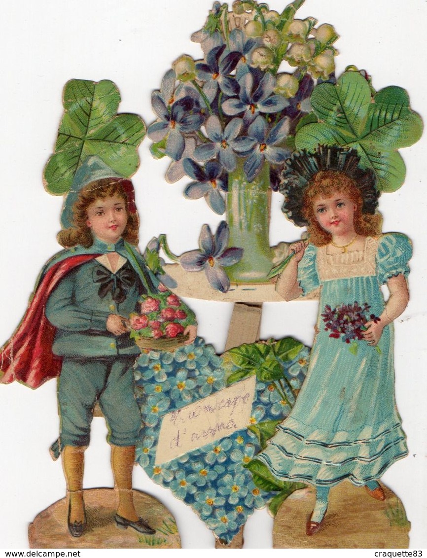 FILLETTE TIENT UN BOUQUET DE VIOLETTES.GARCON PORTE UN PANIER.DERRIERE UNE TABLE VIOLETTES DANS UN VASE .TREFLES - Enfants