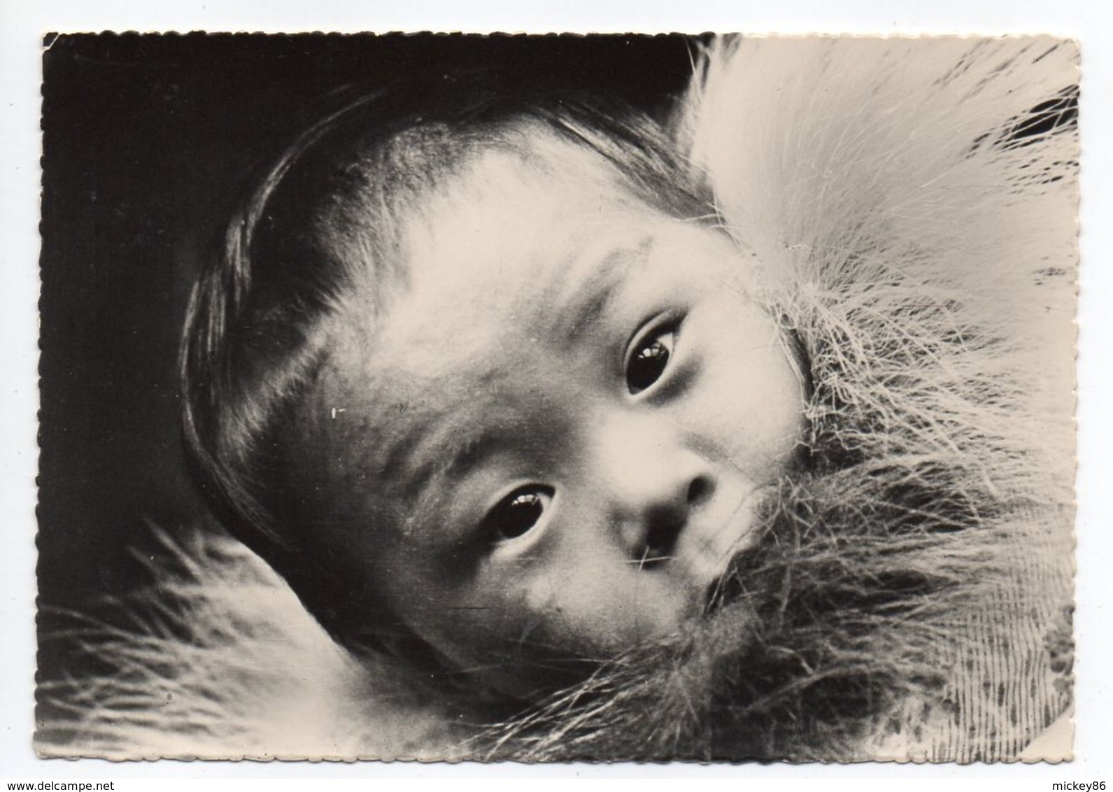 Esquimaux --Eskimos ---Bébé Esquimau Sur Le Dos De Sa Mère - Amérique