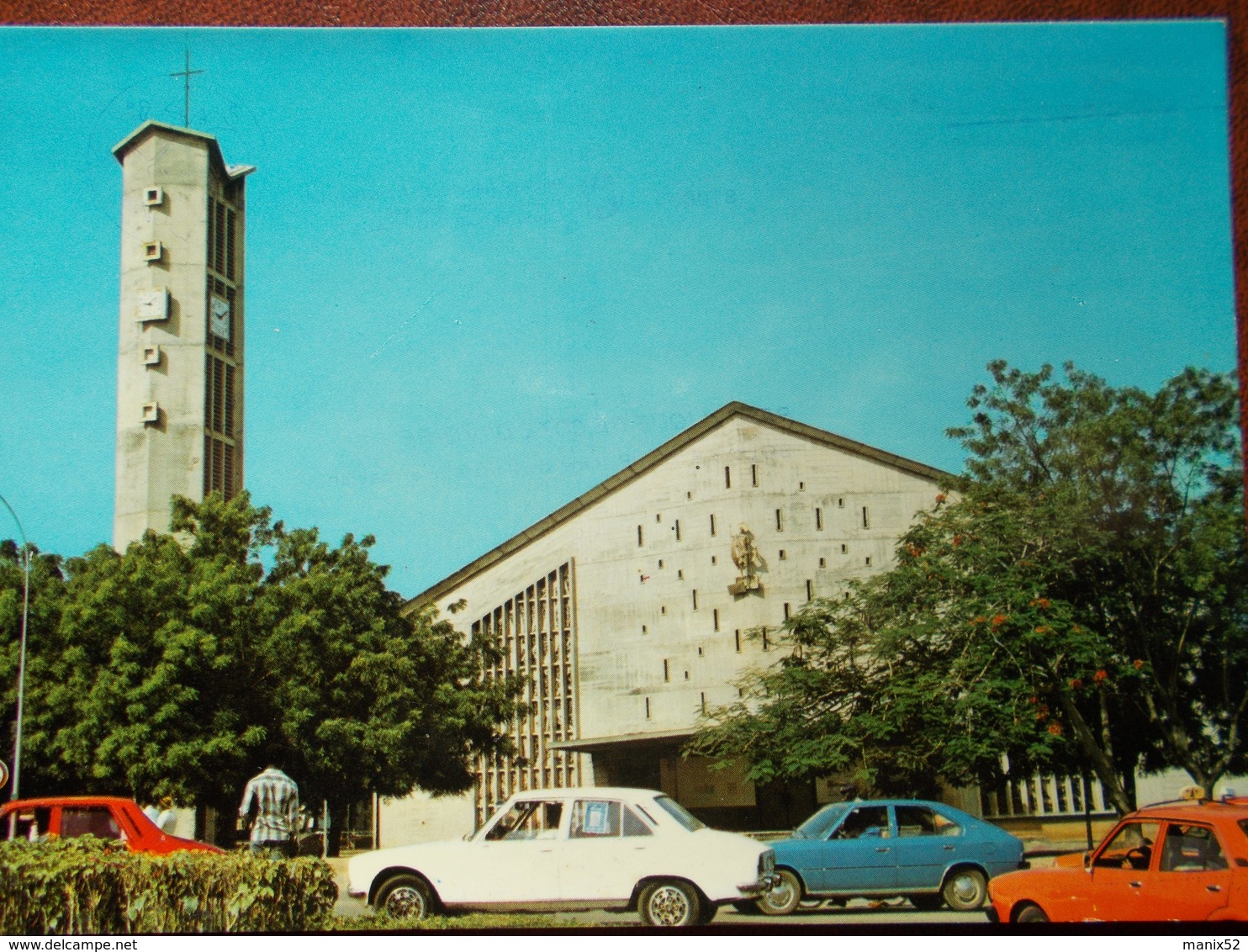 CÔTE D'IVOIRE - BOUAKE - La Cathédrale. (Voitures: Peugeot 504) - Côte-d'Ivoire